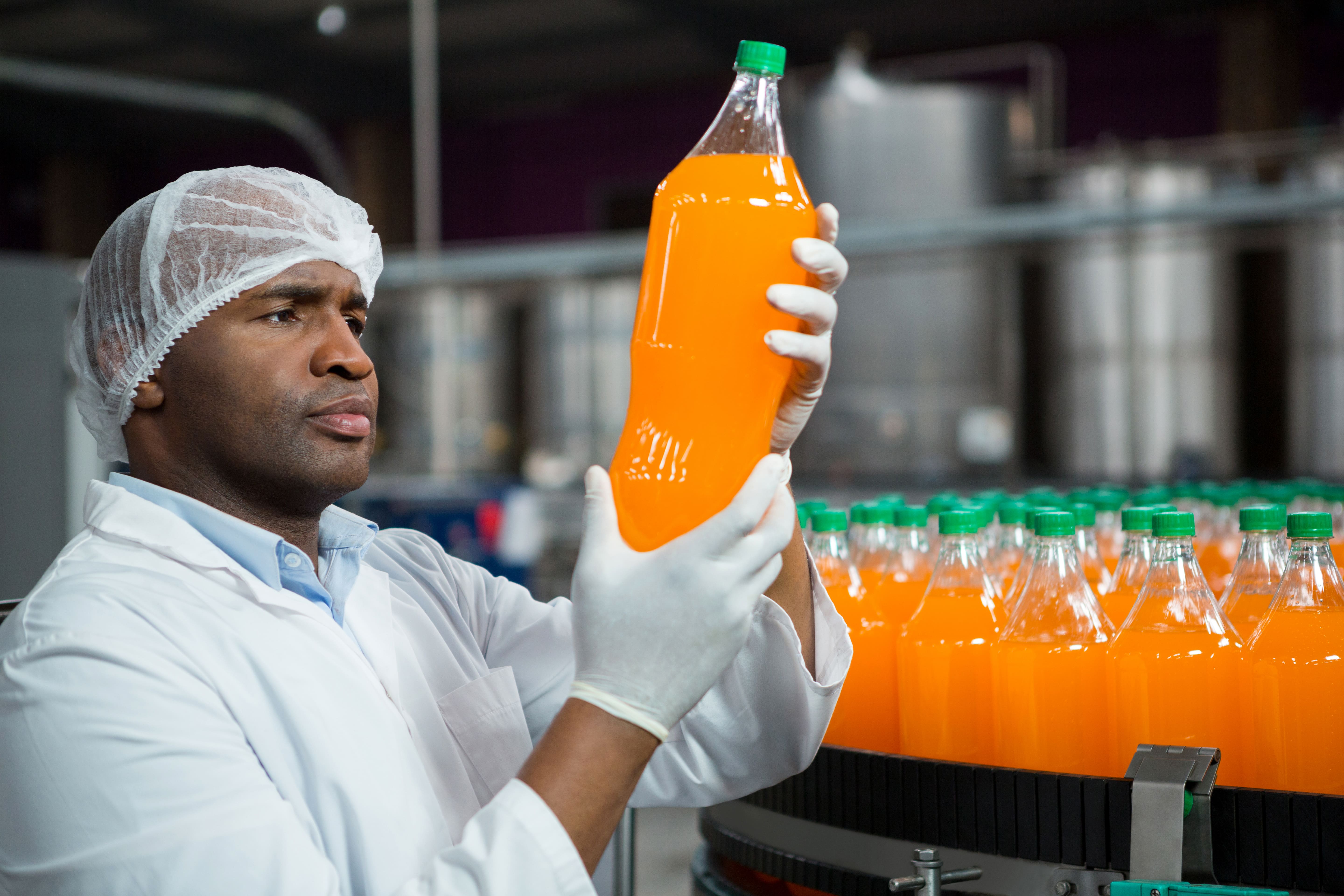 Uomo controlla bottiglia di succo arancia